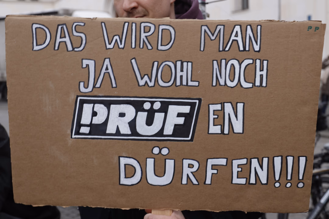 Tausende Teilnehmer bei PRÜF-Demos für AfD-Verbotsverfahren