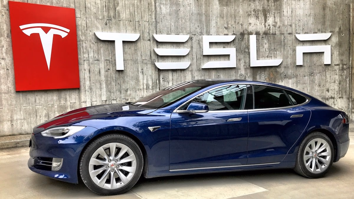 Tesla und SpaceX prüfen Zusammenschluss
